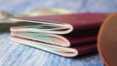 Pasaportlar bir masada düzenlenir ve seyahat planları bir araya gelir..