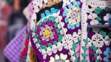 Sonbaharda hareketli bir market tezgahında canlı örgü örtüleri keşfedin..