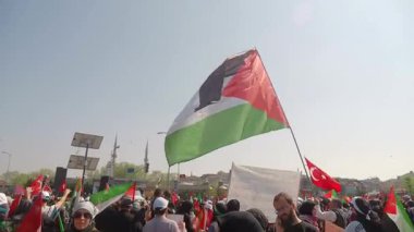 Türkiye İstanbul 20 Nisan 2025, Türk ve Filistin bayraklarıyla protesto yürüyüşü,