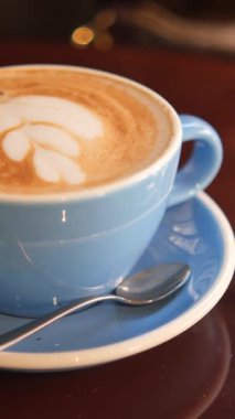 Nefis bir fincan kahvenin tadını çıkarın. Sıcak bir yerde nefis bir latte sanatıyla birlikte..