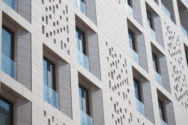 Geometrik desenler modern binaların cam balkonlarını süslüyor..