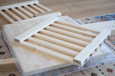 Parçalanmış ahşap levhalar mobilya inşaatı için bir zemine yerleştirilir..