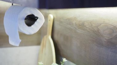 Bir rulo kağıt havlu ve ahşap çatal bıçakla mutfak dekoruna yakından bakın..