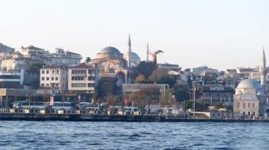 Tarihi bina ve camilerin sergilendiği İstanbulların büyüleyici manzarası.