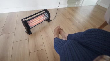 Serin bir günde elektrikli ısıtıcıyla evde sıcak kalmak..