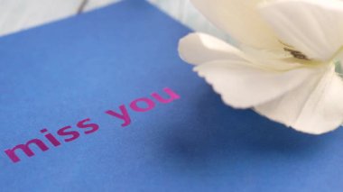 Bu videoda dokunaklı bir el yapımı kart ve içten bir mesaj var..