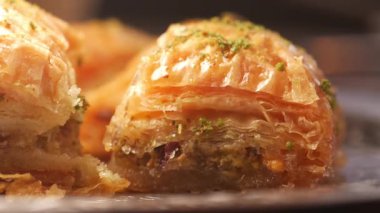 Büyüleyici bir fırında taze baklavanın zengin lezzetlerini keşfedin..