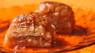 Yemekten sonra sıcak bir kafede servis edilen tatlı baklava tabakalarının tadını çıkar..