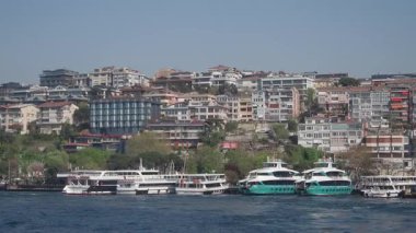İstanbul 'un canlı rıhtım kıyısı boyunca tekneler yanaştı.
