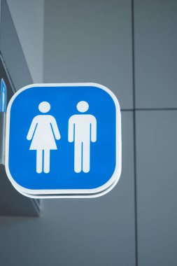 Parlak mavi işaret erkek ve kadın tuvaletleri için sembol içeriyor..