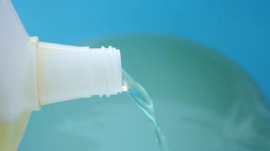 zemin temizleme sıvısı kabın içine dökülüyor..