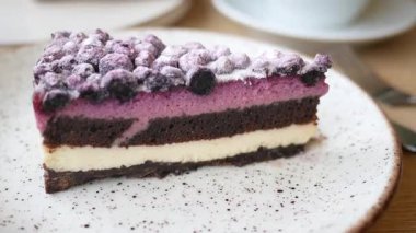 Lezzetli katmanlı kek ve kafeteryada servis edilen çilekler..