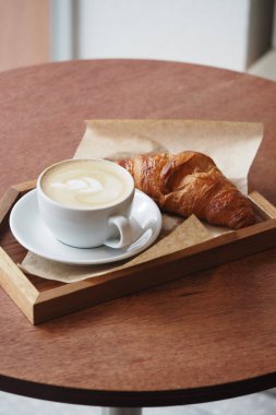 Sıcak bir kahve ve tereyağlı kruvasanla sıcak bir an..