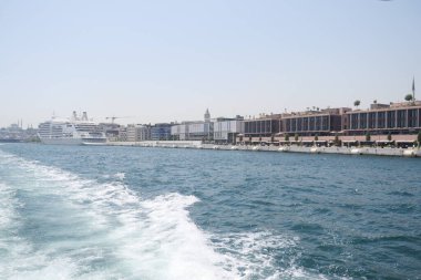 Rıhtıma yakın büyük bir yolcu gemisi kıyıya yanaştı..