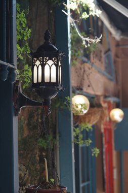 Fenerlerden gelen yumuşak ışık, akşamları kaldırım taşından bir sokağa dökülür..