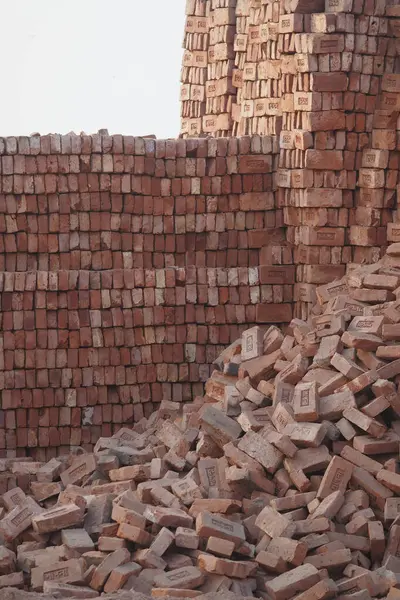 İnşaat alanının yanında büyük tuğla yığınları düzenlenir..