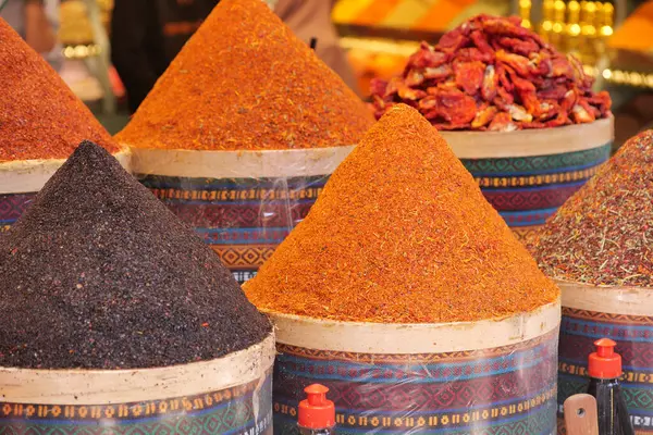 Canlı baharat yığınları Fas pazarında sepetleri dolduruyor..