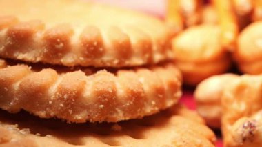 Taze pişmiş kurabiyeler canlı bir tabakta tatlı ile düzenlenir..