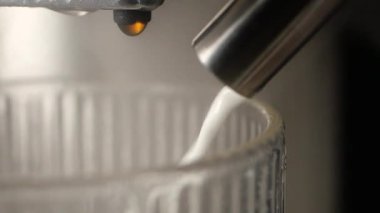 Buharlı süt lezzetli kahve içecekleri için kremalı bir doku yaratır..