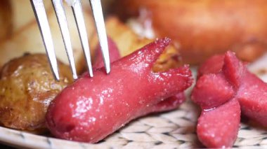 Bu yemek lezzetli kenarların yanında yaratıcı bir sosis sunumu içeriyor..