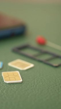 SIM kartların yakın görüntüsü ve akıllı telefon kurulumu aracı olan bir tepsi.