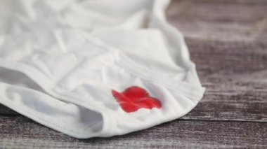  Beyaz iç çamaşırında kırmızı lekeler .