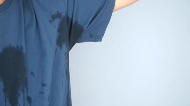 Genç adam gün boyu terliyor. .