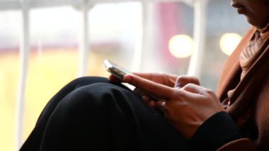 Sıcak bir atmosferde akıllı bir telefonla karşılaşır..