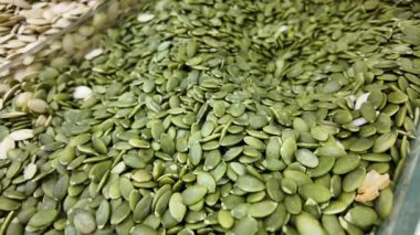 Markette canlı bir balkabağı tohumu gösterisi keşfedin..