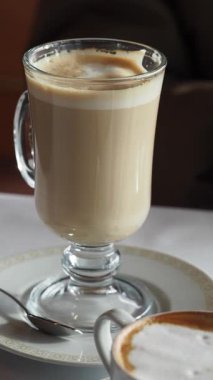 Sıcak bir ortamda arkadaşlarla zengin bir lattenin tadını çıkarıyorum..