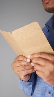 Bireysel olarak bir defter ile bağlantı kurar, fikirleri ve yansımaları düşünür..