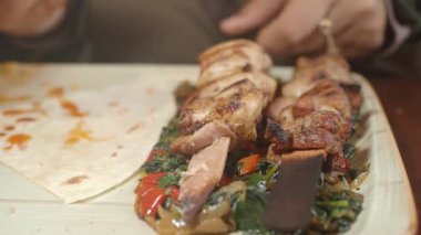 Renkli sebze ve sebzelerle servis edilen ızgara tavuğun tadını çıkarın..