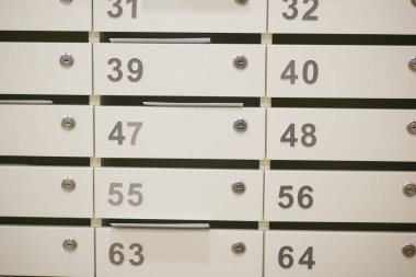 Düzenli posta kutularının satırları dosya numaralarını ve minimalist tasarımı gösterir.