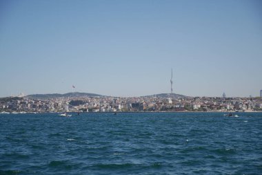 Su araçları İstanbullar ufuk çizgisiyle Boğaz 'da dolaşır..