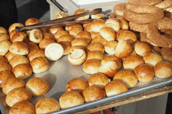 Sokak pazarında satılık altın hamurlu börekler..