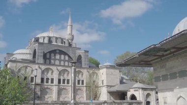 İstanbul 'da parlak mavi gökyüzünün altında tarihi bir caminin güzelliğini tecrübe edin..