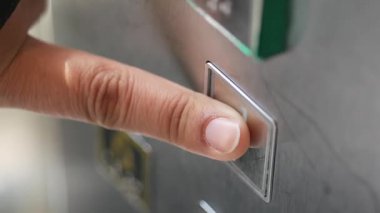 Gösterişli bir ortamda bir el asansör düğmesine basıyor..