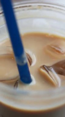 Basit adımlarla taze buzlu kahvenin nasıl yapılacağını öğrenin..