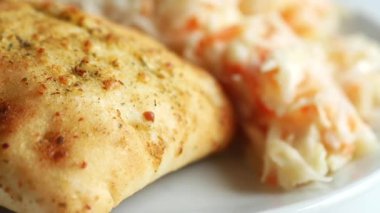 Lezzetli yanlarının yanında lezzetli güzelliklerle dolu taze pişmiş hamur işlerinin tadını çıkar..