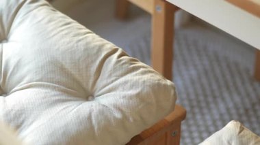 Konforlu döşeme bu davet alanındaki minimalist tarzla buluşur.