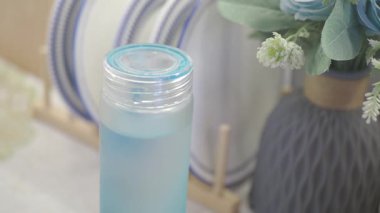 Çiçekler ve dekorlarla süslenmiş canlı mavi bir içeceğin tadını çıkarın..