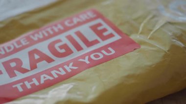 Güvenli teslimatı sağlamak için hassas bir paketi dikkatlice paketliyorum..