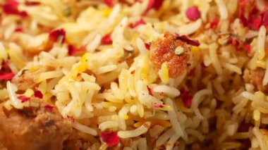 Bu yemek baharatlar, otlar ve taze etle pişirilmiş aromatik pirinç içerir..