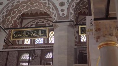 Süslü kemerlerin ve karmaşık kaligrafinin olduğu çarpıcı bir camiyi ziyaret edin..