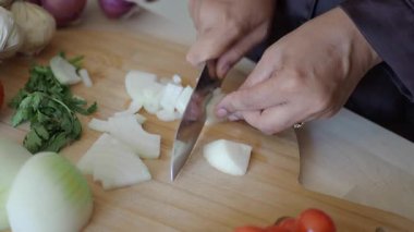 Eller lezzetli yemekler için taze sebzeleri ustalıkla hazırlar..