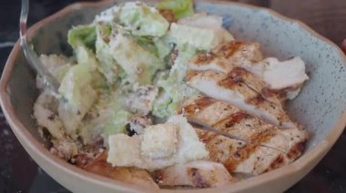 Kızarmış tavuk salatasının tadını çıkarın, gevrek yeşilliklerle hazırlanıyor..