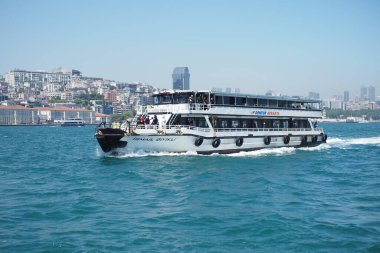 Güneşli havalarda İstanbul 'un canlı sularında bir feribot yol alır..