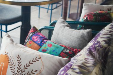 Rahat koltuklar renkli yastıklara sahiptir. Kafe atmosferine cazibe katar..