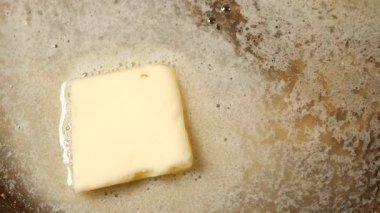 Tereyağının sıcak tavada erimesini izleyin, lezzetli yemekler pişirmeye hazır olun..