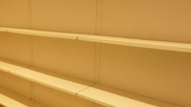 Perakende satıştaki raflar boş, sınırlı hisse senedi kullanımını vurguluyorlar.